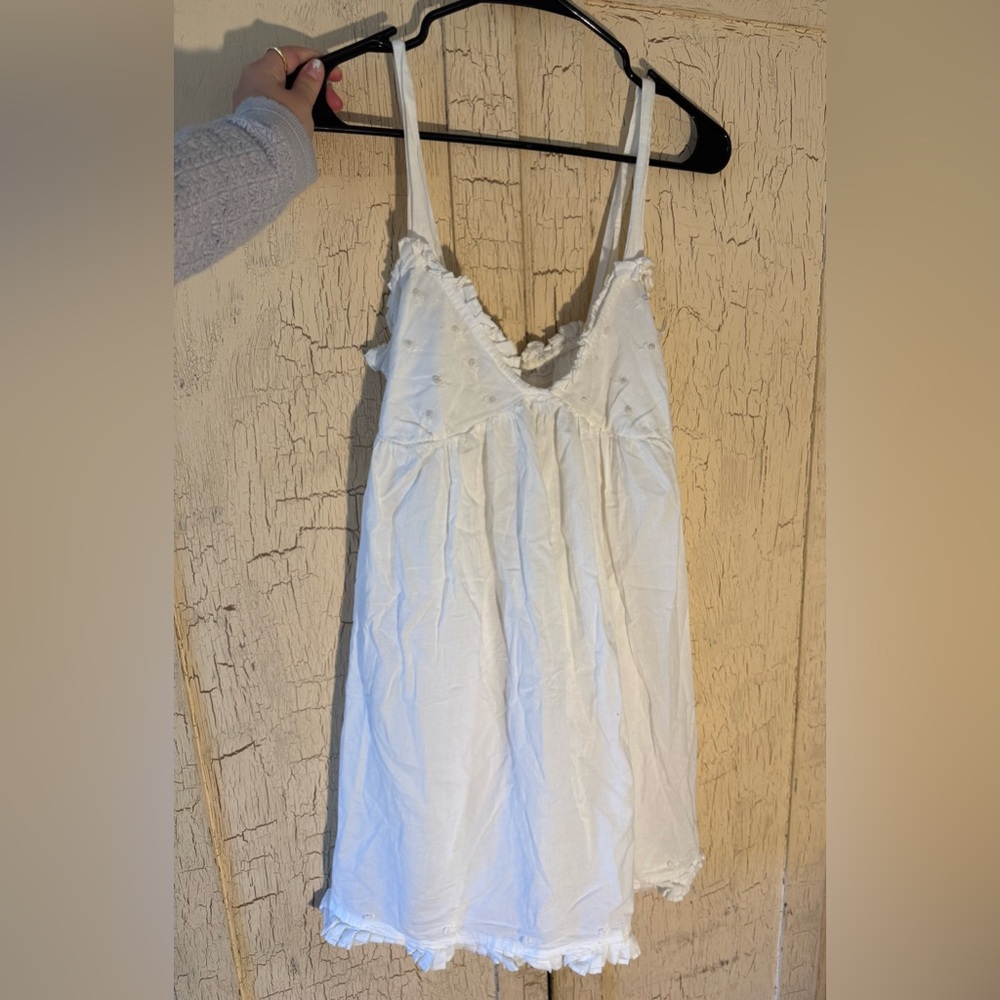 Louise Mitchell Dainty White Cotton Mini Dress with Embroided Roses⭐️ - Picture 4 of 8